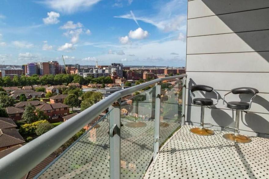 Prime Location Serviced Liverpool City Centre Apartment with City View & Parking