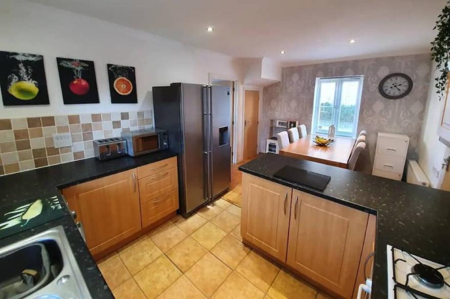 Detached house with Gym and Trampoline close to the Chiefs rugby ground