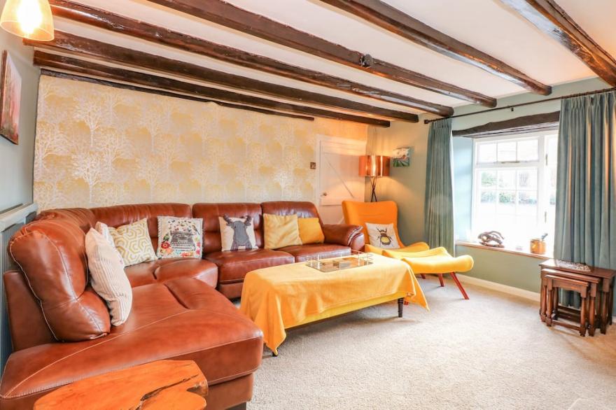 THE OLD BAKEHOUSE, pet friendly, with open fire in Snettisham