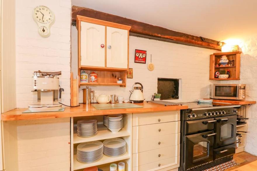 THE OLD BAKEHOUSE, pet friendly, with open fire in Snettisham