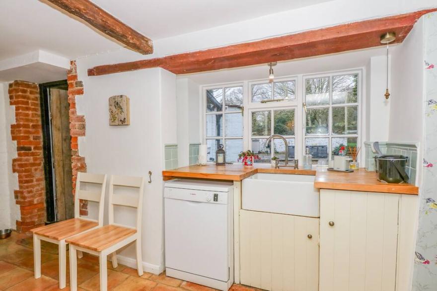THE OLD BAKEHOUSE, pet friendly, with open fire in Snettisham