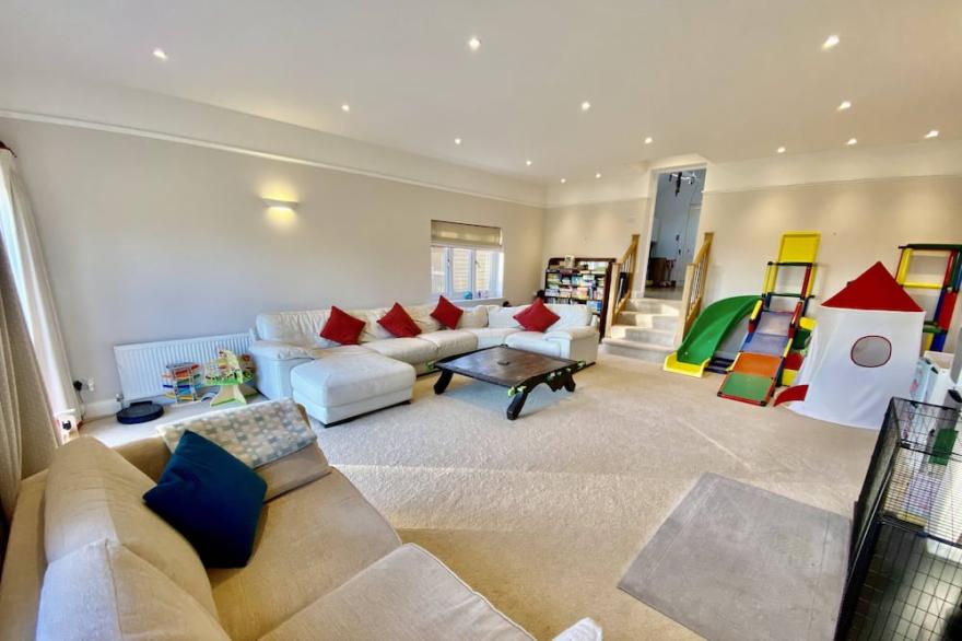 Rozel - Ashdown Forest views, huge garden, sleeps 14 in East Grinstead