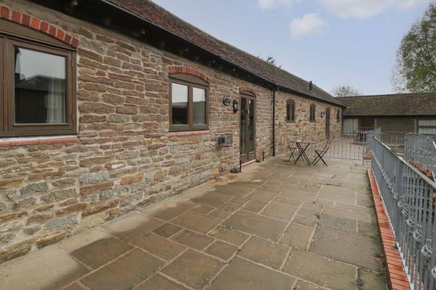 CLOVER PATCH COTTAGE, pet friendly, with a garden in Bromyard