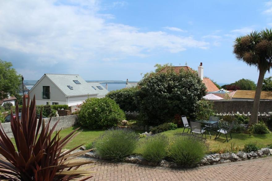 ROBIN HILL, pet friendly, character holiday cottage in St Austell