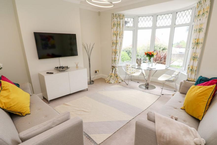 ROBIN HILL, pet friendly, character holiday cottage in St Austell