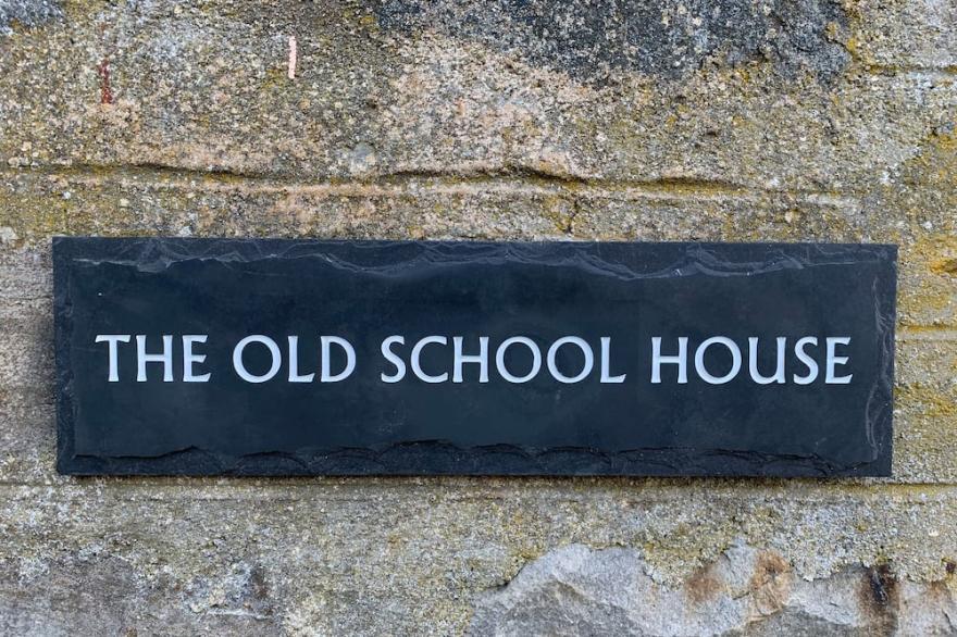 OLD SCHOOLHOUSE, pet friendly, with open fire in Grandtully