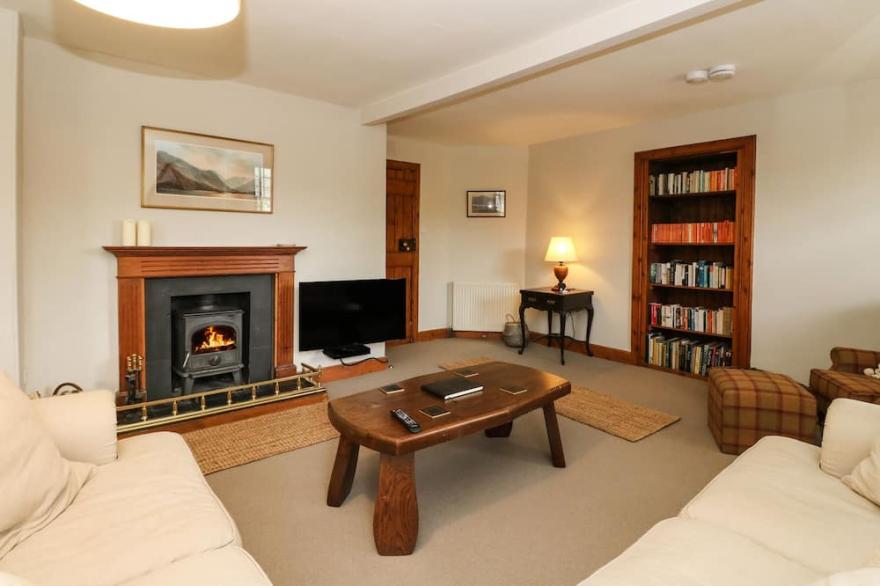 OLD SCHOOLHOUSE, pet friendly, with open fire in Grandtully