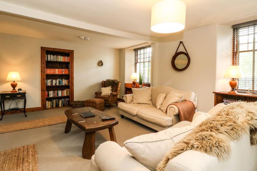 OLD SCHOOLHOUSE, pet friendly, with open fire in Grandtully