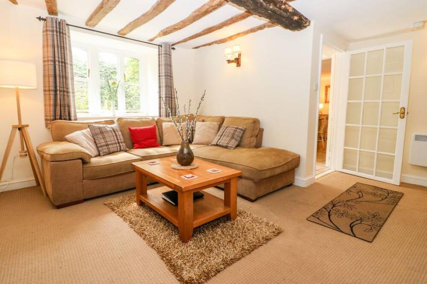FOOTSTOOL COTTAGE, pet friendly, character holiday cottage in Burford