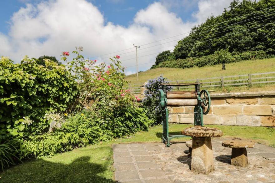 CHAPEL COTTAGE, pet friendly, with open fire in Saltburn-By-The-Sea
