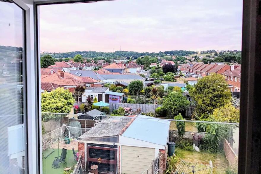 Bright & modern 4 bed home + garden + free parking