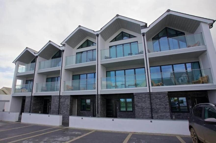 Contemporary Townhouse with Sea Views & Parking