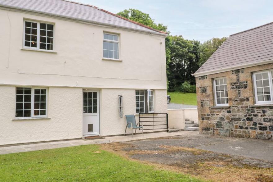 TRENOWETH VALLEY COTTAGE, family friendly in St Keverne