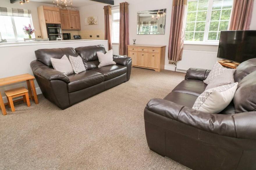 TRENOWETH VALLEY COTTAGE, family friendly in St Keverne