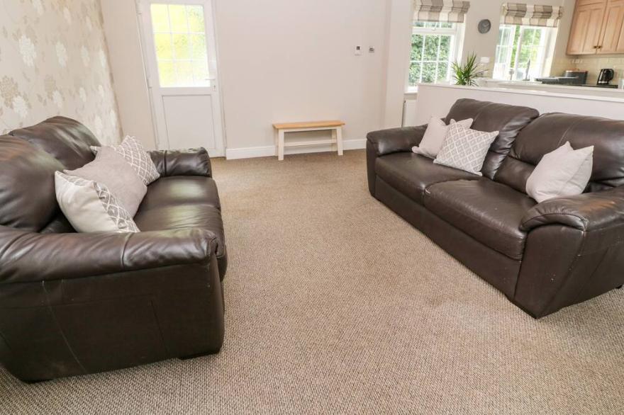 TRENOWETH VALLEY COTTAGE, family friendly in St Keverne