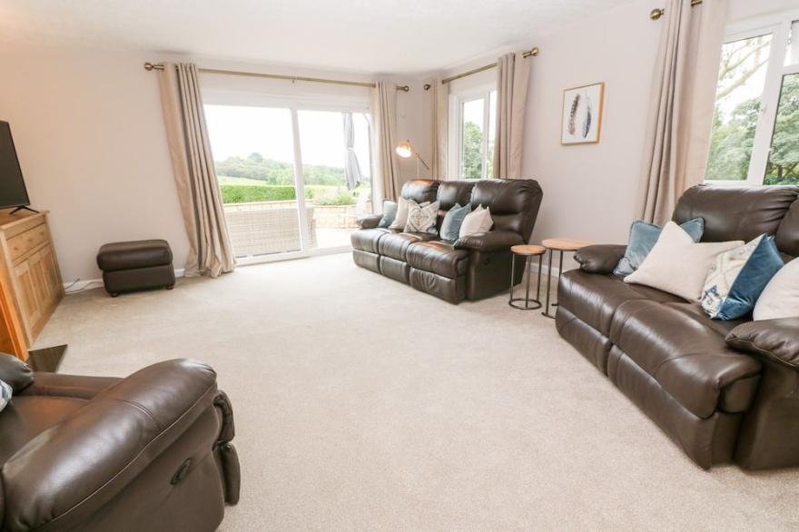 TRENOWETH SEA VIEW, pet friendly, with a garden in St Keverne