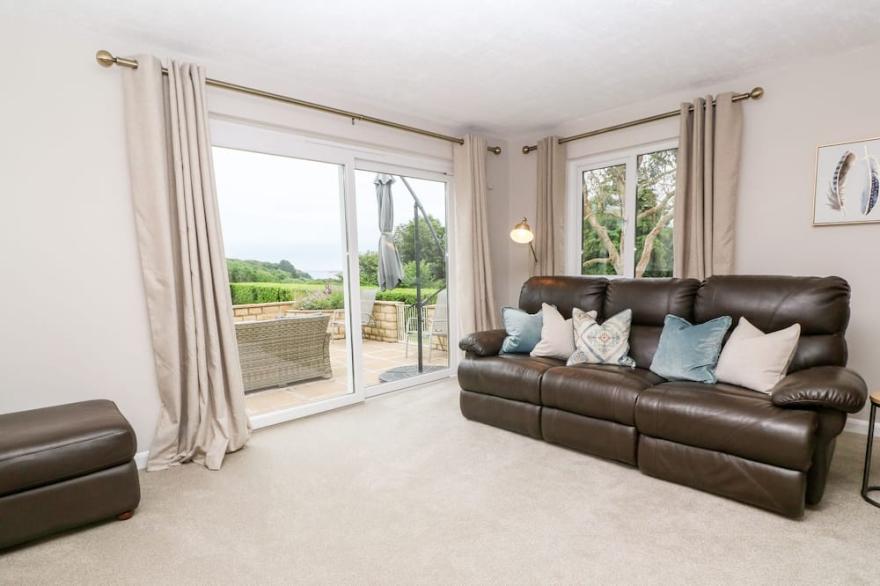 TRENOWETH SEA VIEW, pet friendly, with a garden in St Keverne