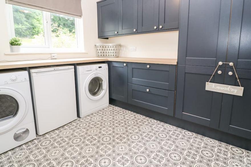 TRENOWETH SEA VIEW, pet friendly, with a garden in St Keverne