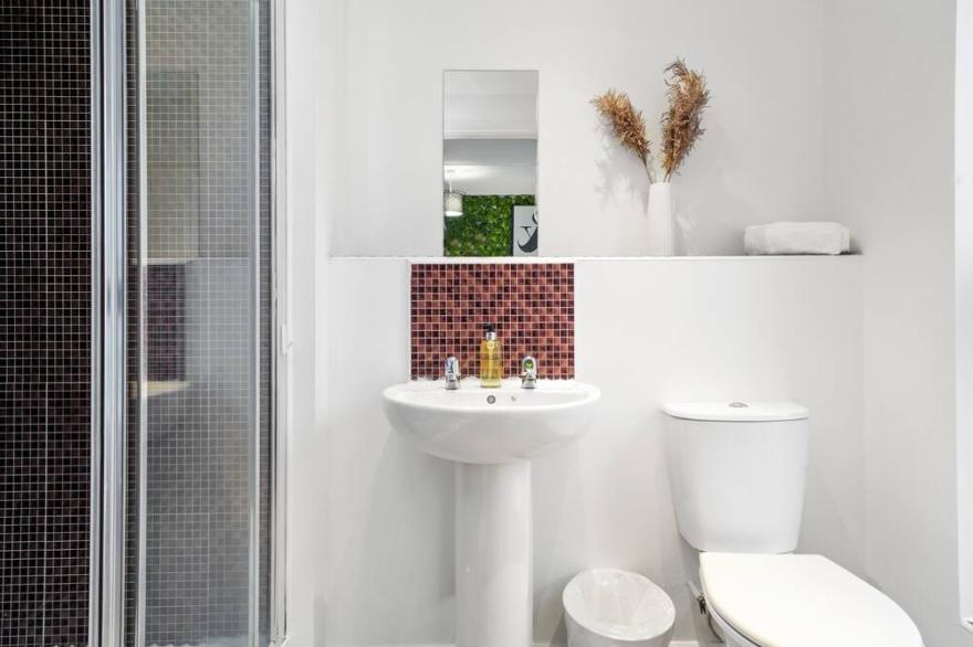 Beautiful Apartment - Close to City Centre -Free Parking, Wifi, SmartTV  by Yoko