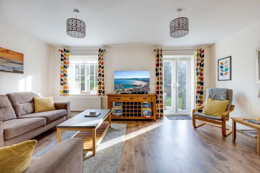 Firefly Cottage well equipped with access to Pool/Gym/Pub/Coffee Shop near Beach