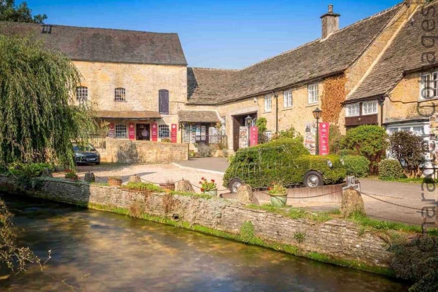 WEIR COTTAGE, family friendly, with open fire in Bourton-On-The-Water