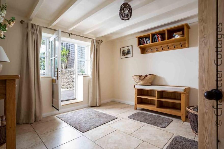 WEIR COTTAGE, family friendly, with open fire in Bourton-On-The-Water