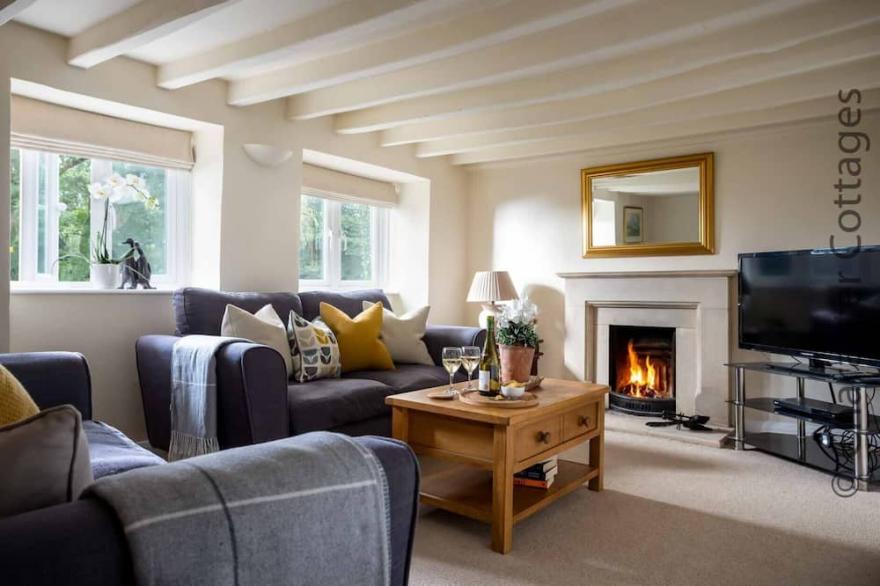 WEIR COTTAGE, family friendly, with open fire in Bourton-On-The-Water