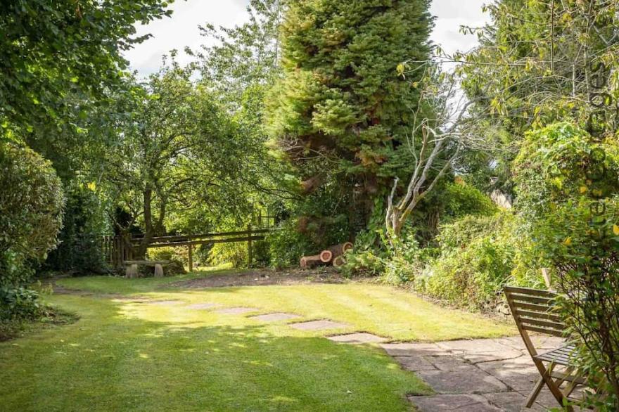 COURT HAYES, family friendly, character holiday cottage in Cheltenham