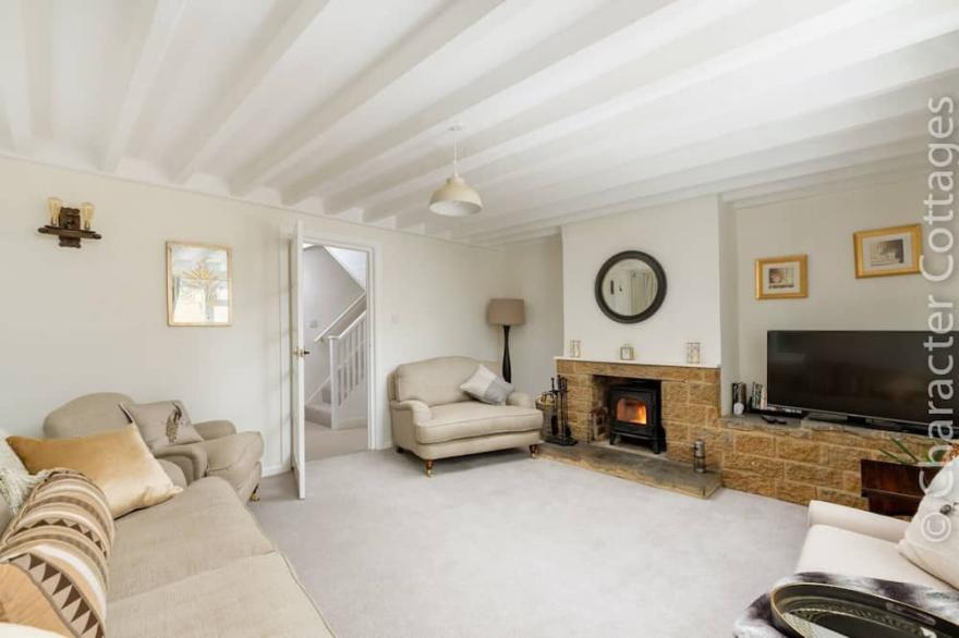 HOLLY COTTAGE (MIDDLE TYSOE), pet friendly, with open fire in Tysoe