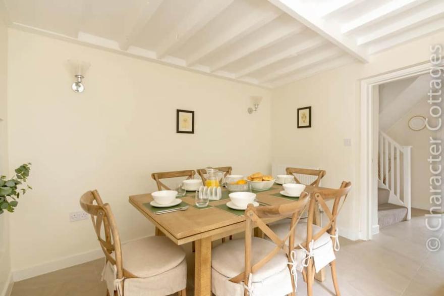 HOLLY COTTAGE (MIDDLE TYSOE), pet friendly, with open fire in Tysoe