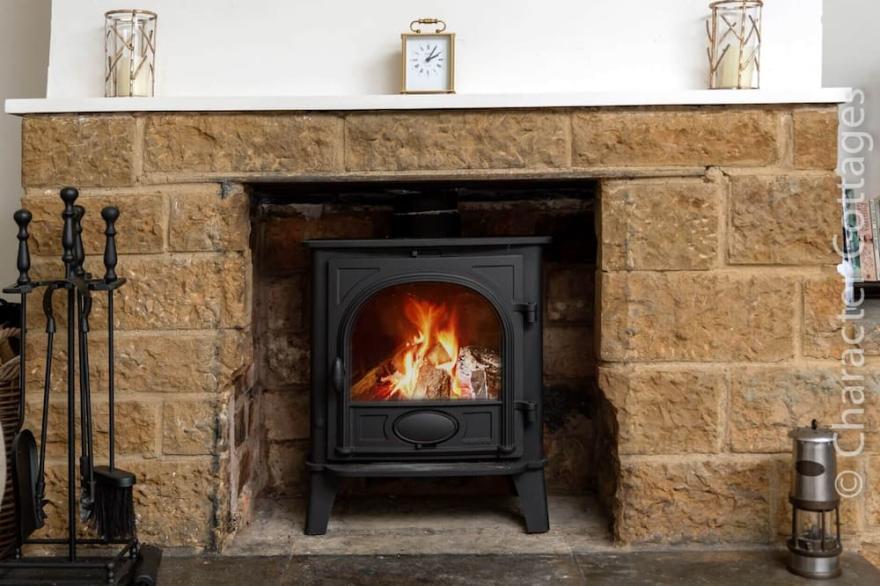 HOLLY COTTAGE (MIDDLE TYSOE), pet friendly, with open fire in Tysoe