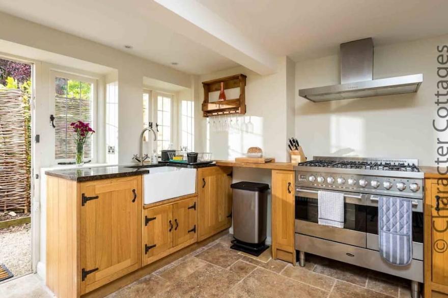 WYNCLIFFE, family friendly, with open fire in Chipping Campden