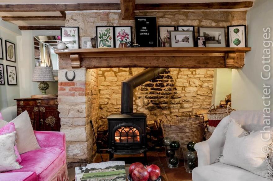 ONE CHURCH COTTAGE, family friendly in Moreton-In-Marsh