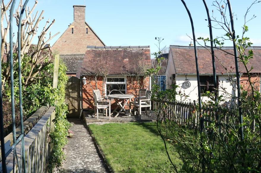 PARSLEY COTTAGE, family friendly, with a garden in Blockley
