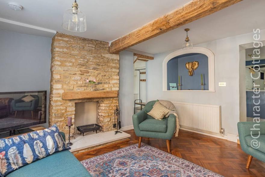 ELEPHANT COTTAGE, family friendly, with open fire in Tetbury