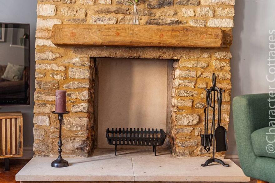 ELEPHANT COTTAGE, family friendly, with open fire in Tetbury