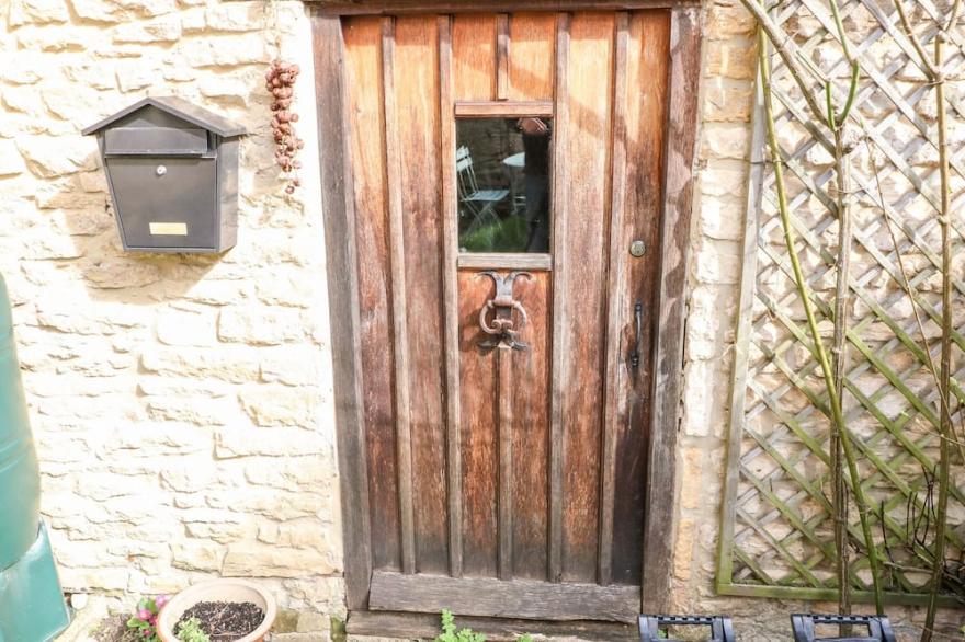 CARTER'S COTTAGE, pet friendly, with open fire in Stow-On-The-Wold