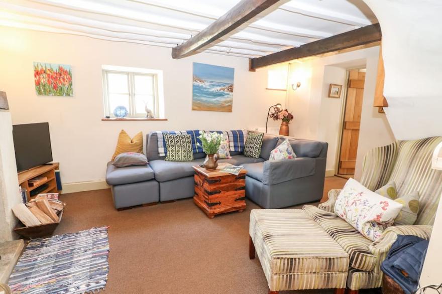 CARTER'S COTTAGE, pet friendly, with open fire in Stow-On-The-Wold