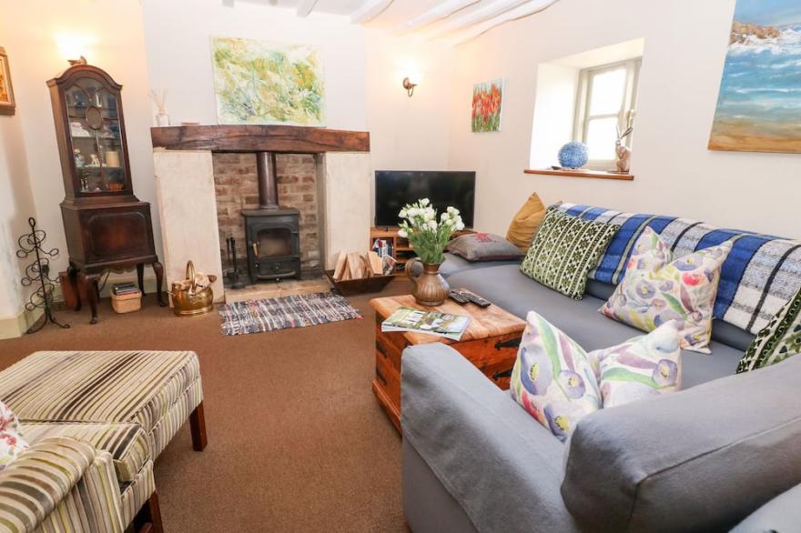 CARTER'S COTTAGE, pet friendly, with open fire in Stow-On-The-Wold