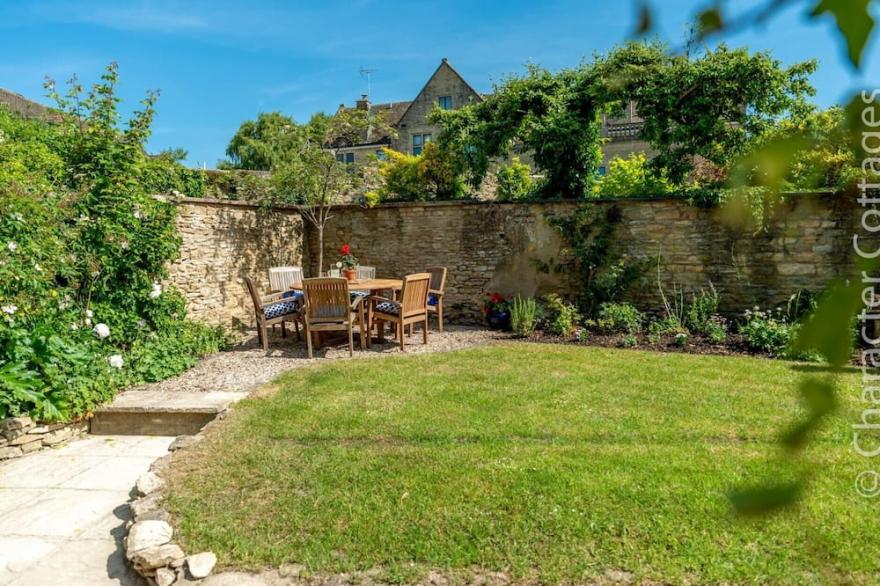 COPPERBEECH, family friendly, with open fire in Stow-On-The-Wold