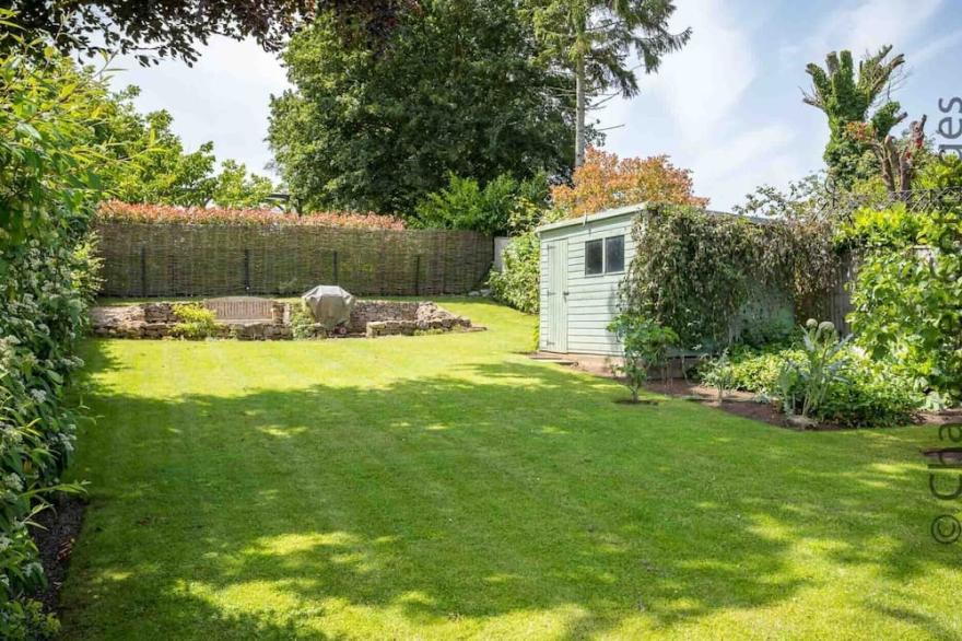 EAST LEAZE, pet friendly, with a garden in Chipping Campden