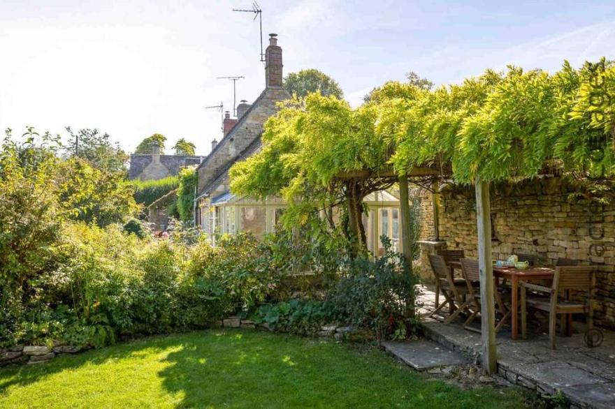 HOPE COTTAGE, family friendly, with open fire in Longborough