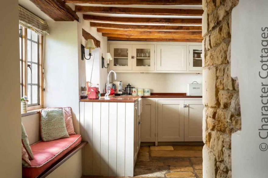 HOPE COTTAGE, family friendly, with open fire in Longborough