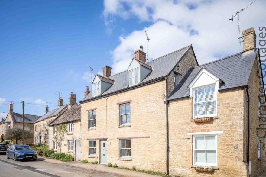 HIGH RIDGE, pet friendly, with open fire in Milton-Under-Wychwood