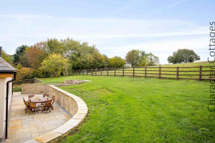 FLYNN'S BARN, family friendly, with open fire in Naunton