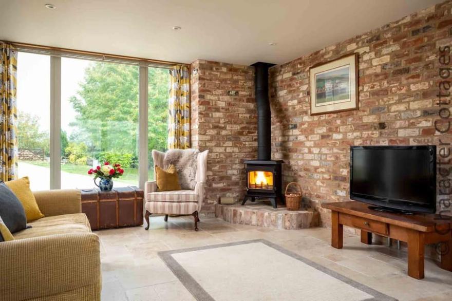 FLYNN'S BARN, family friendly, with open fire in Naunton