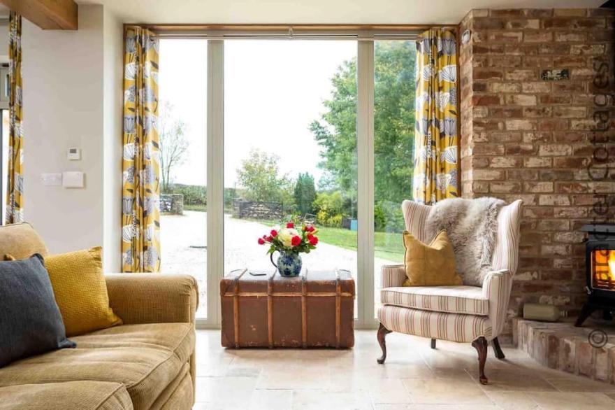 FLYNN'S BARN, family friendly, with open fire in Naunton