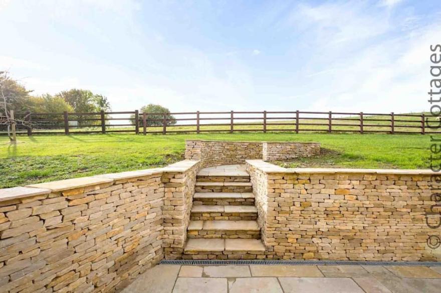 FLYNN'S BARN, family friendly, with open fire in Naunton