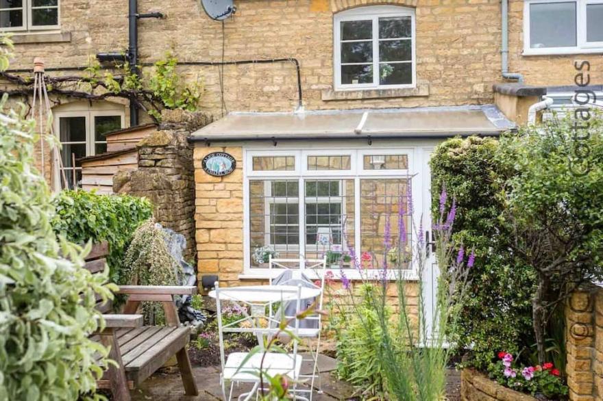 ALICE COTTAGE, pet friendly, character holiday cottage in Blockley