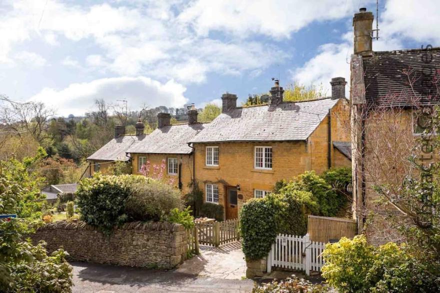 JACKDAW COTTAGE, pet friendly, with open fire in Blockley
